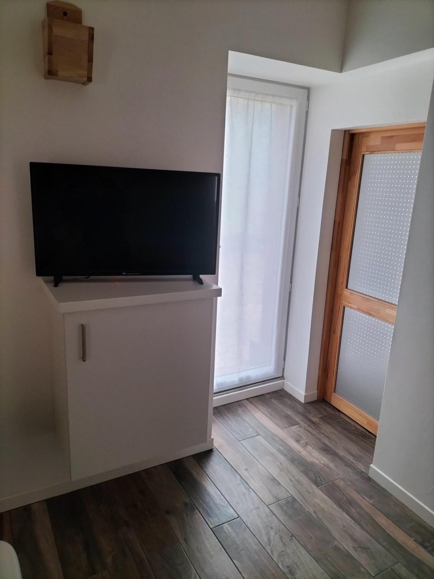 Logement Entier 3 Pieces Et Terrasse Mazieres-en-Gatine Exterior photo